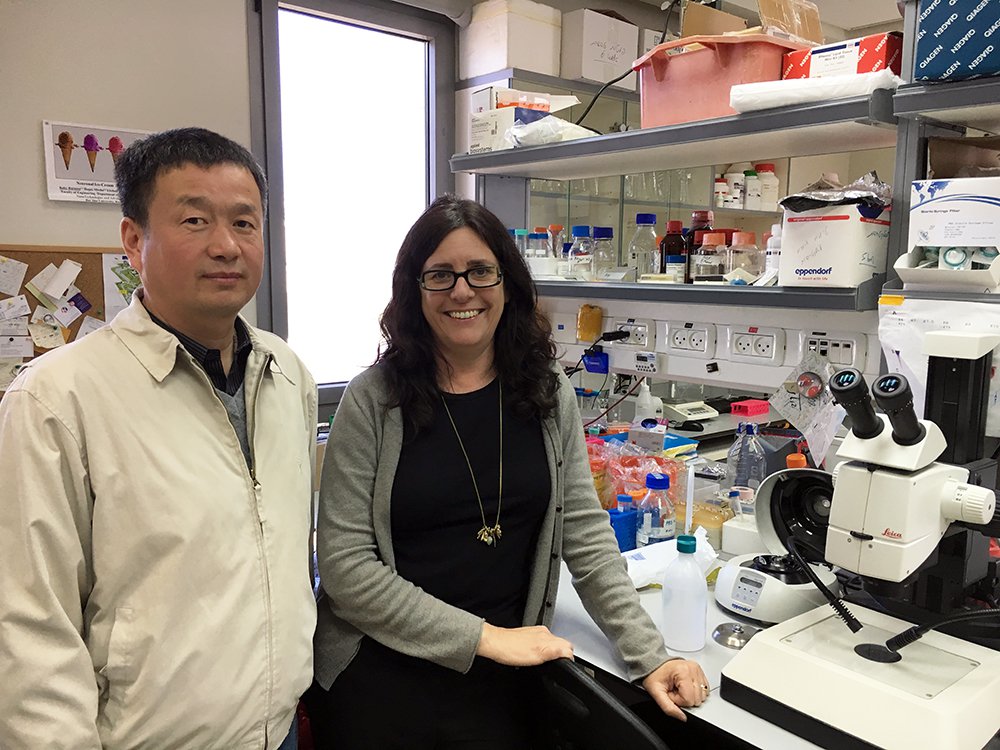 Wensheng Shi visits the lab